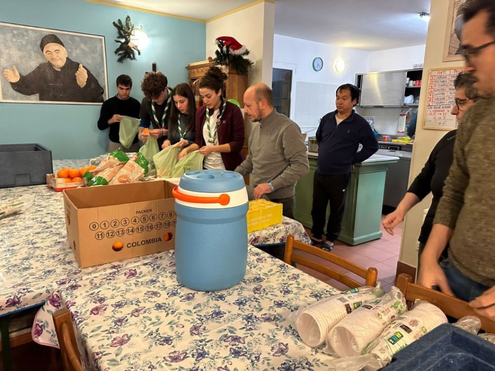 Preparando i pasti caldi per i senza tetto con i giovani dell'Agesci