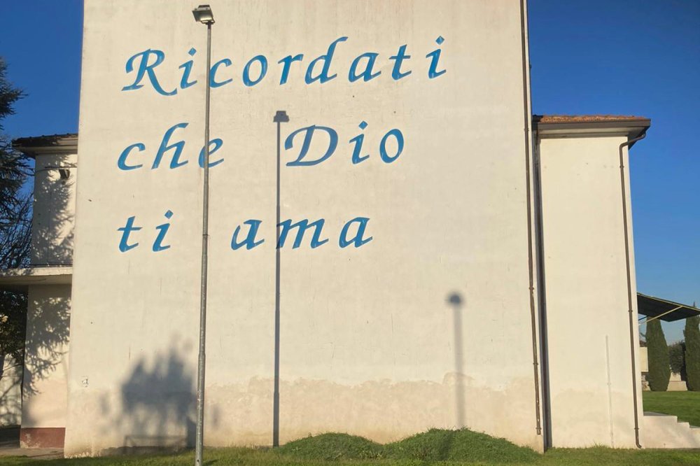 Sul muro c'è scritto: «Ricordati che Dio ti ama»