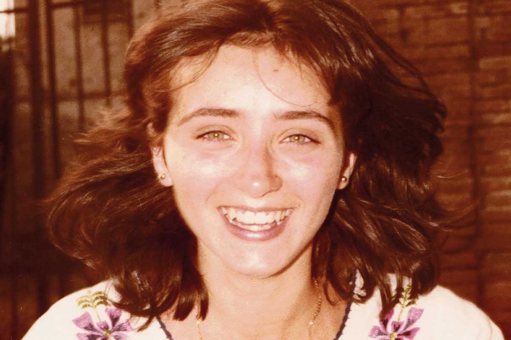 Vede l'immagine di Sandra Sabattini e capisce di non essere sola