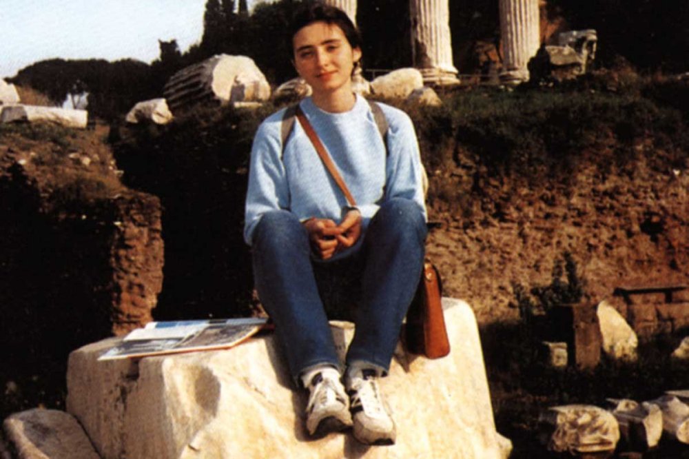 Sandra Sabattini seduta su una roccia