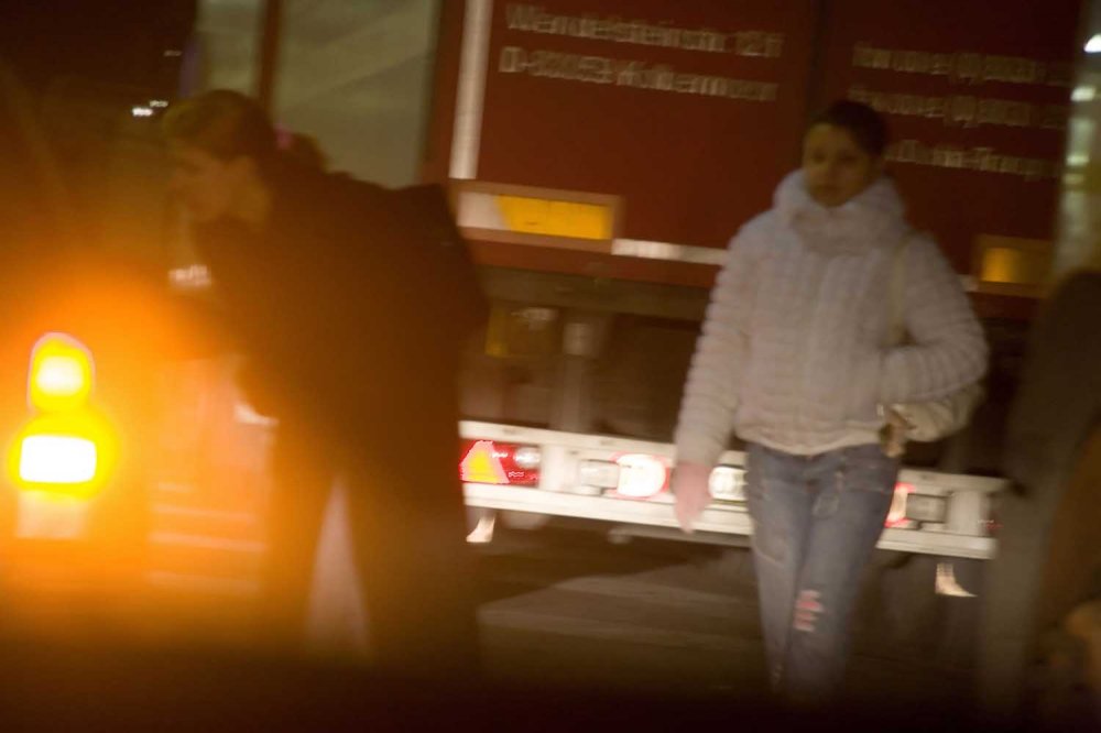 Ragazze in strada che trattano con un cliente in auto