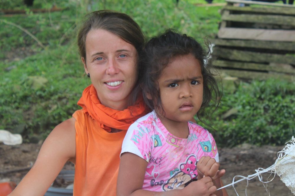 Silvia de Munari, volontaria di Operazione Colomba, con bambina