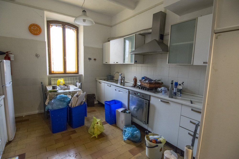 Cucina in disordine ed abbandonata dopo il terremoto