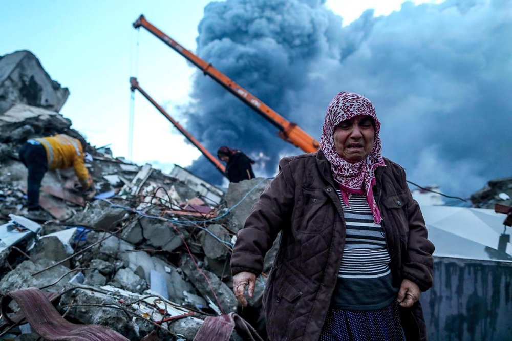 Turchia terremoto anziana macerie