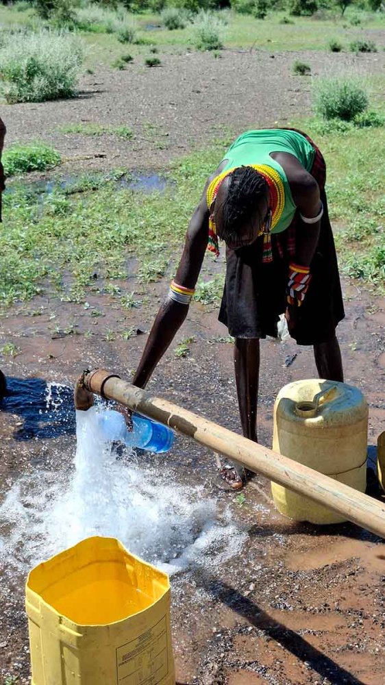 Turkana bambina al pozzo