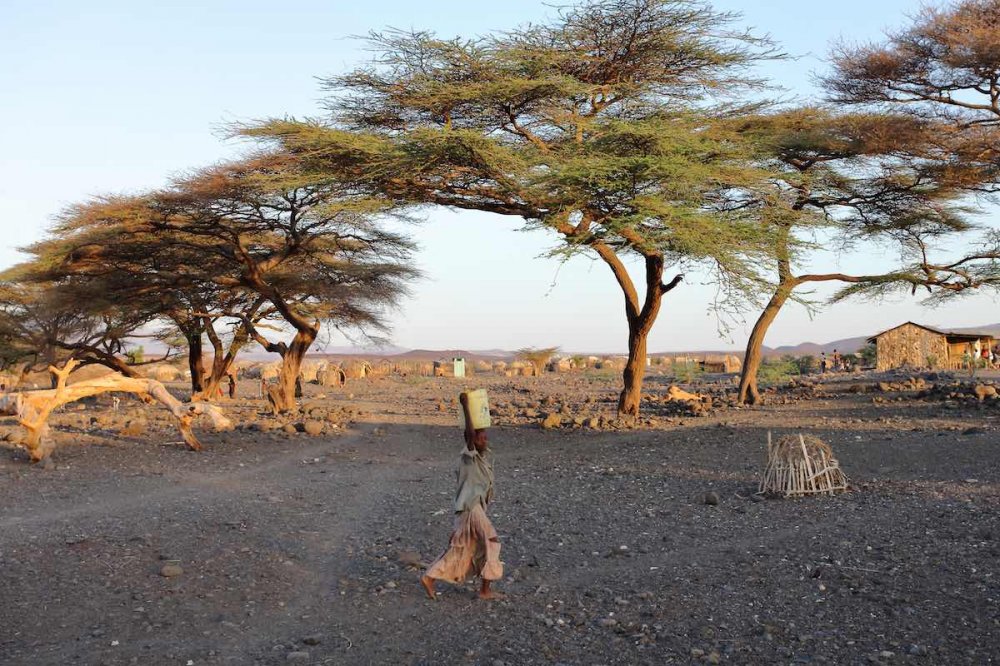 Bambina con acqua in Turkana
