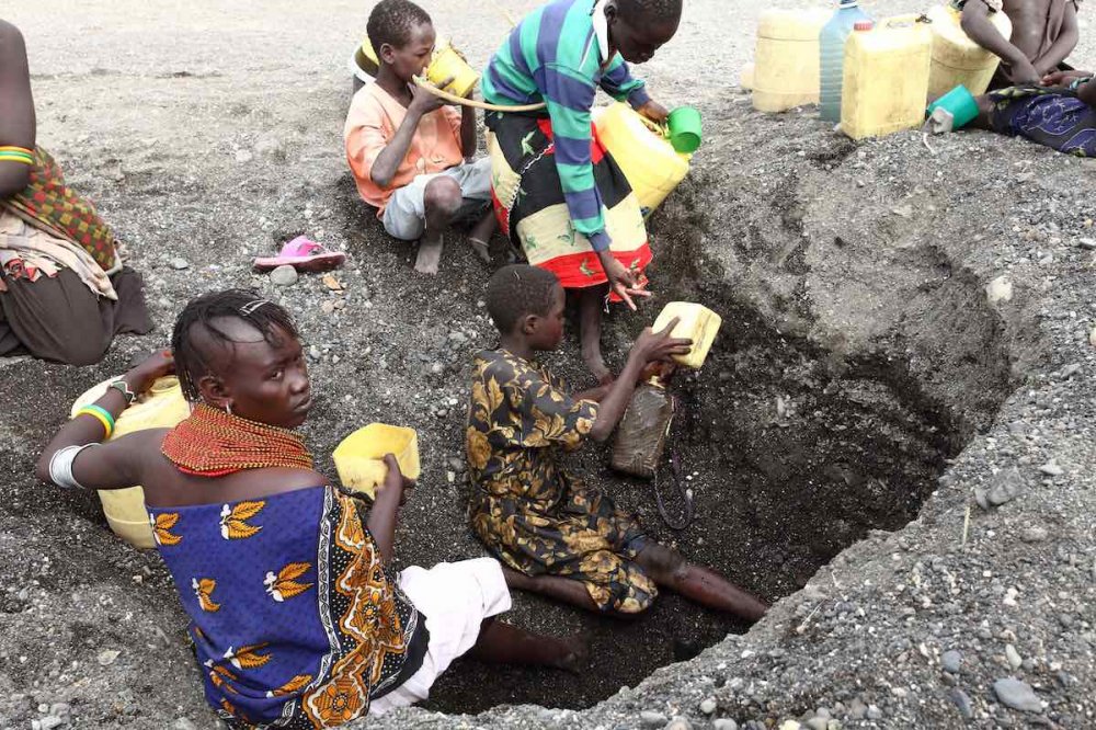 Sorgenti in Turkana Scavare per acqua in Turkana