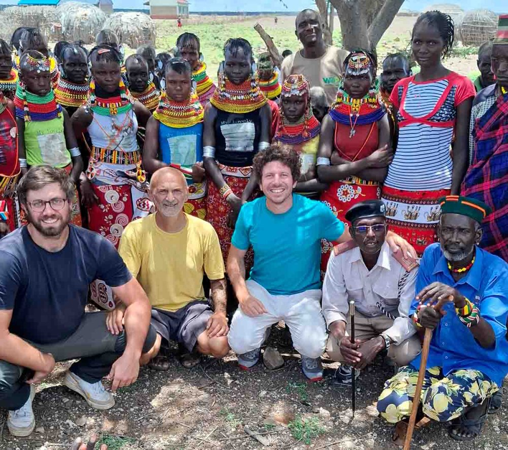 «Difficile studiare a stomaco vuoto». Nel deserto del Turkana mense e pozzi contro la fame climatica