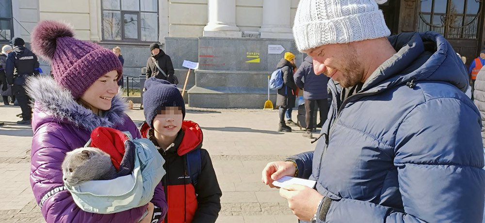 Ucraina volontari con bambini
