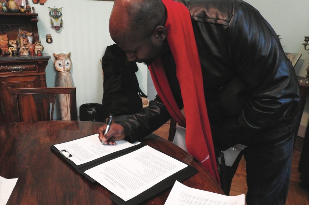 Victor Ambassador Johnson firma il documento 