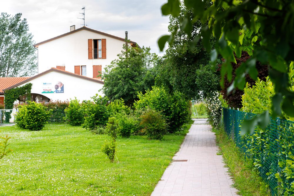 Il giardino e alcune abitazioni del Villaggio della gioia