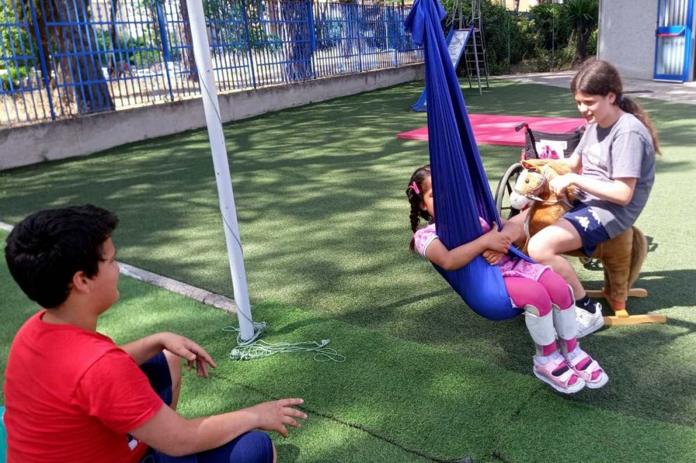 Bambina afgana gioca in giardino