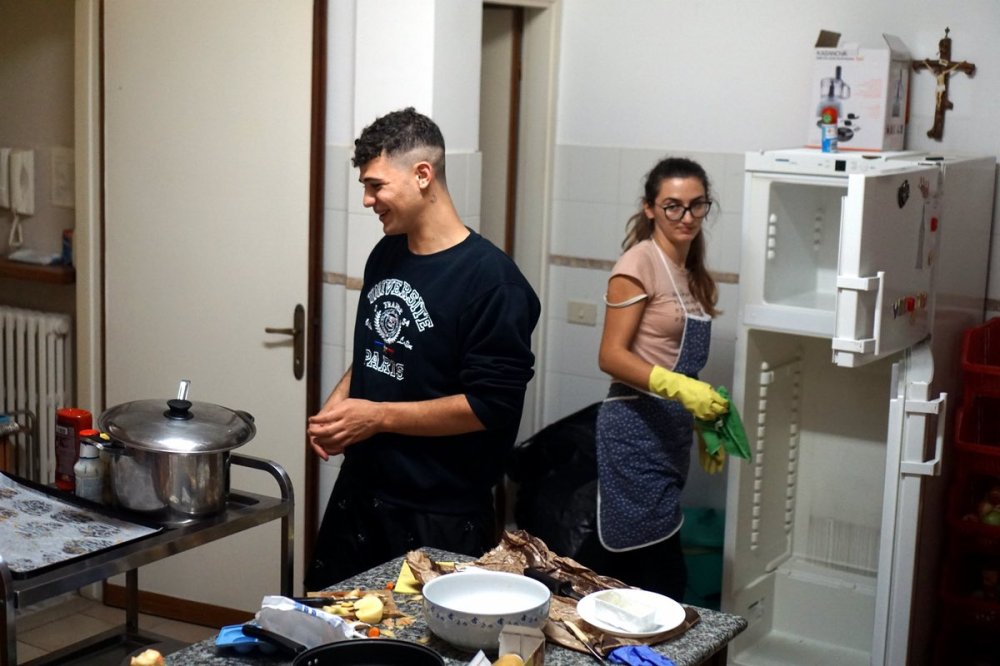 Volontari in cucina nella casa di accoglienza per profughi ucraini