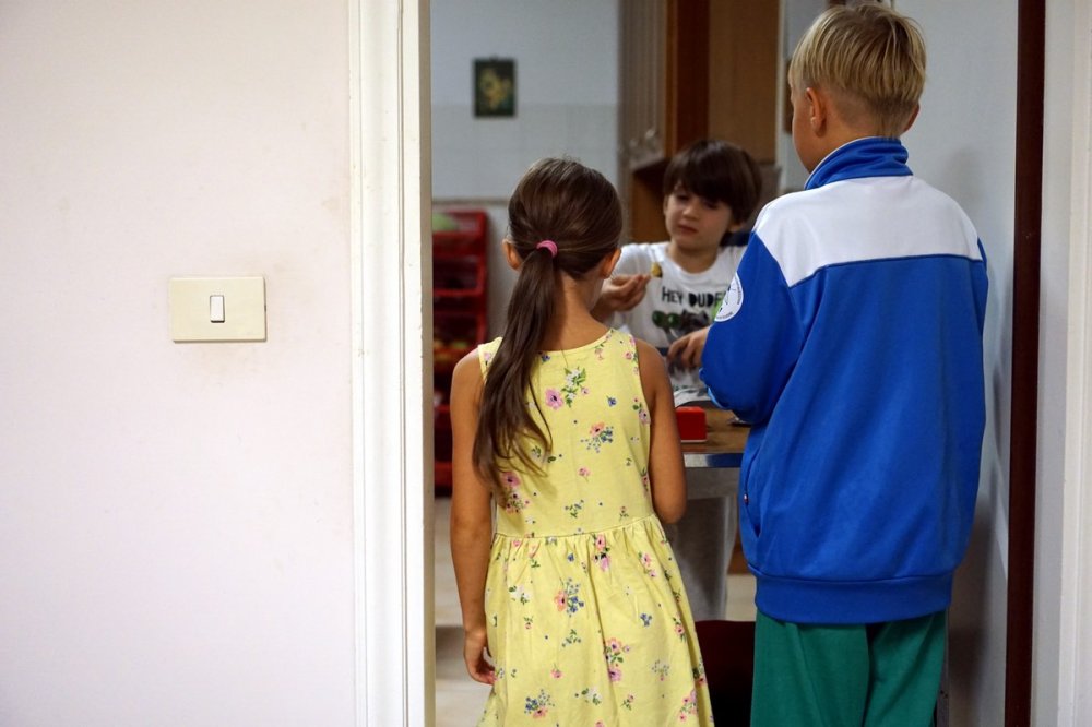 Bambini ucraini accolti a Roma, chiacchierano fra loro