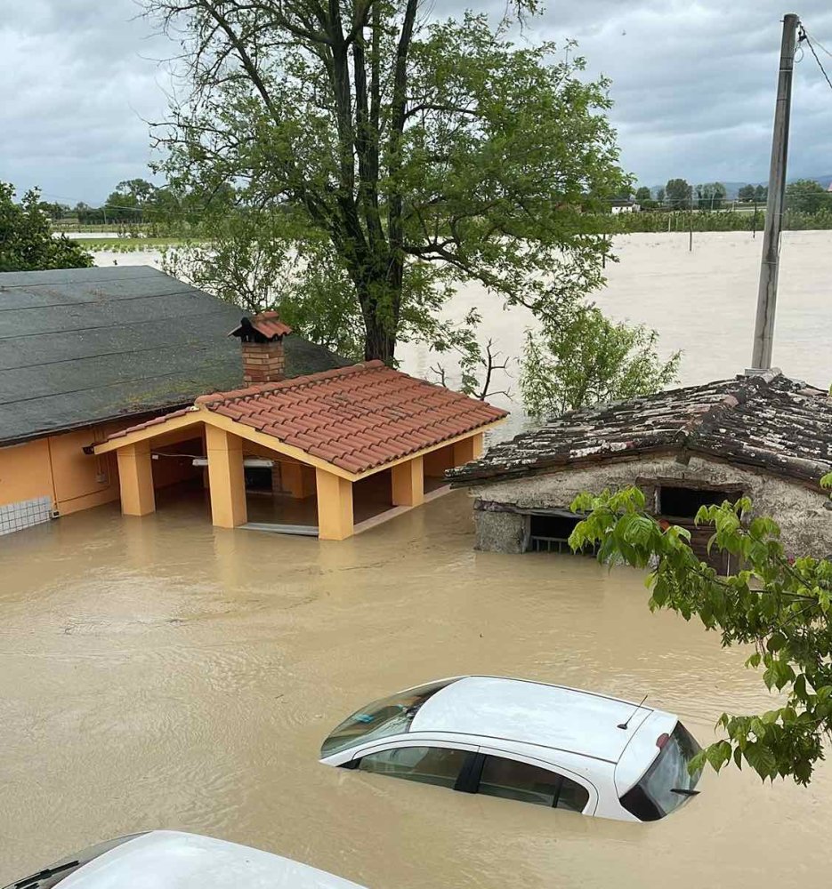 Strutture ed auto sporgono appena dall'acqua