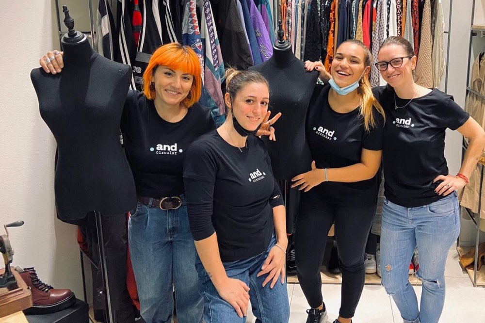 Ragazze sorridenti nel negozio del vintage