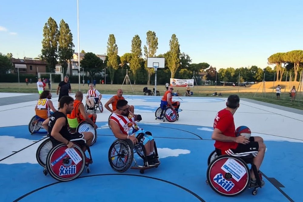 Giocatori disabili sul campo di basket