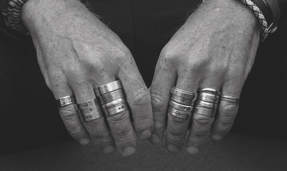 Mani con anelli di Andrea Spinelli