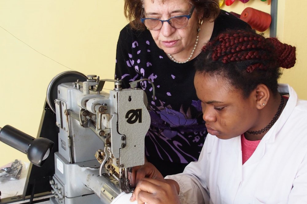 Donna nigeriana al lavoro seguita da una donna italiana