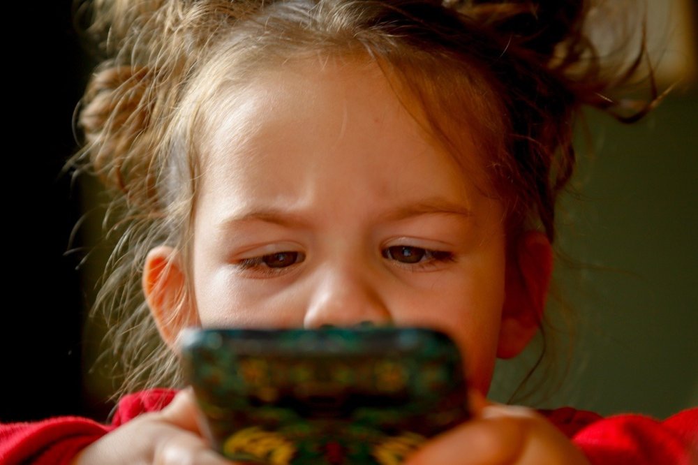 È giusto dare il cellulare ai bambini?