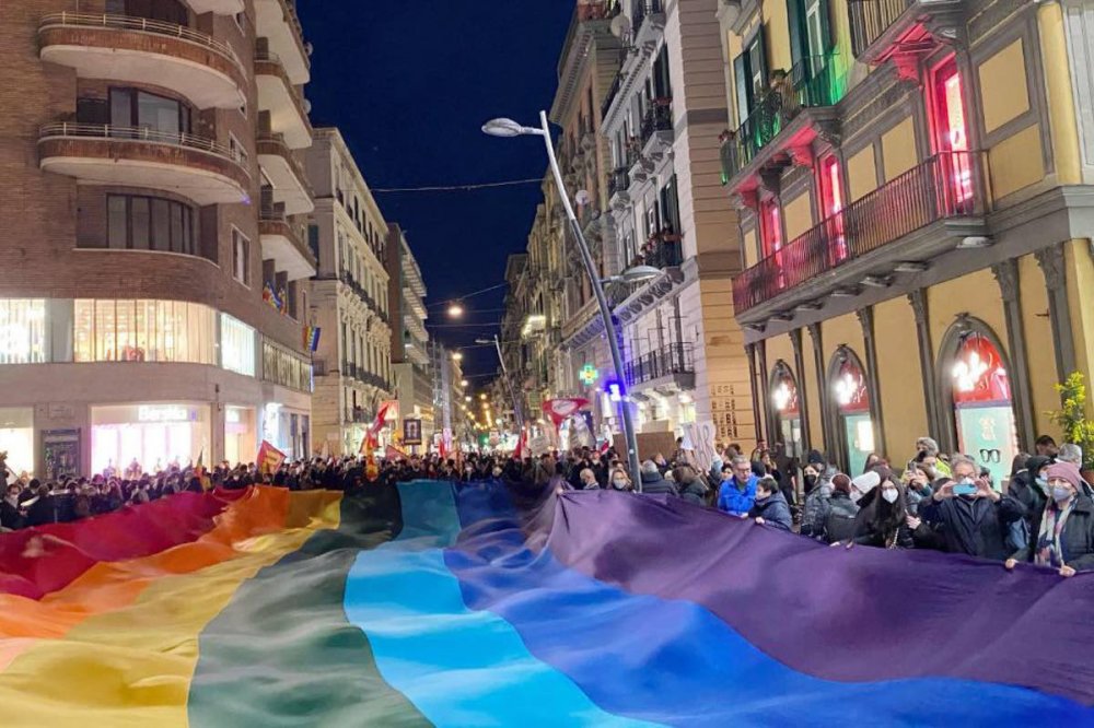 Bandiera per la pace in piazza a Napoli