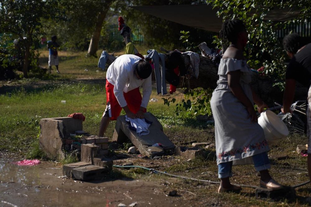 migranti lavano i panni in Messico