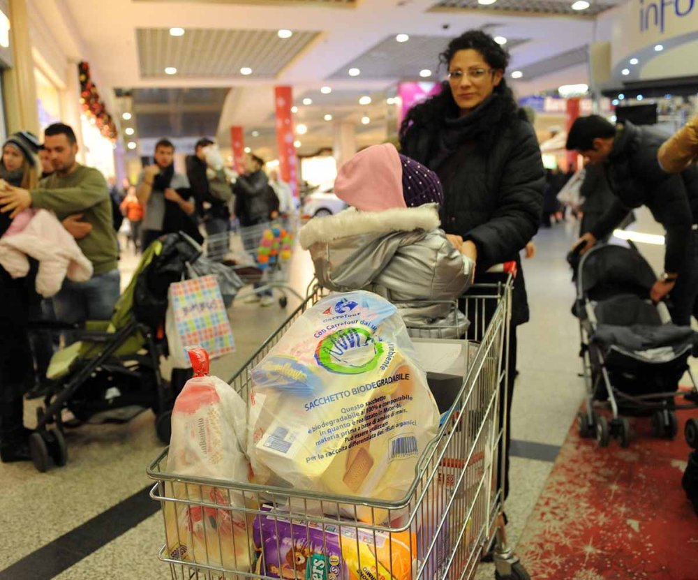 Plastica, effetto Hormuz: perché la guerra in Medio Oriente si paga alla cassa del supermercato