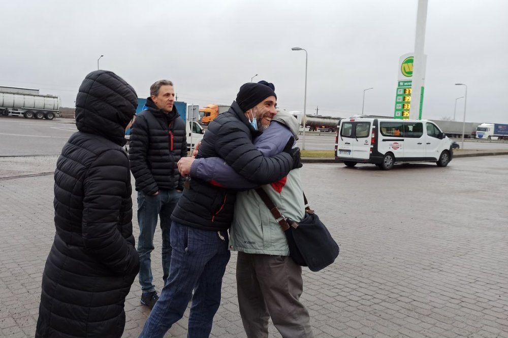 Ucraina, abbraccio all'arrivo della carovana di pace