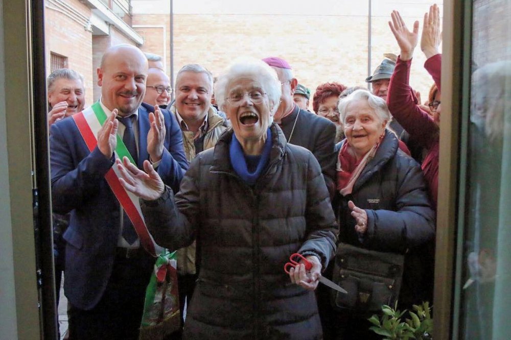 Signora anziana festeggia dopo il taglio del nastro della Casa dei Nonni
