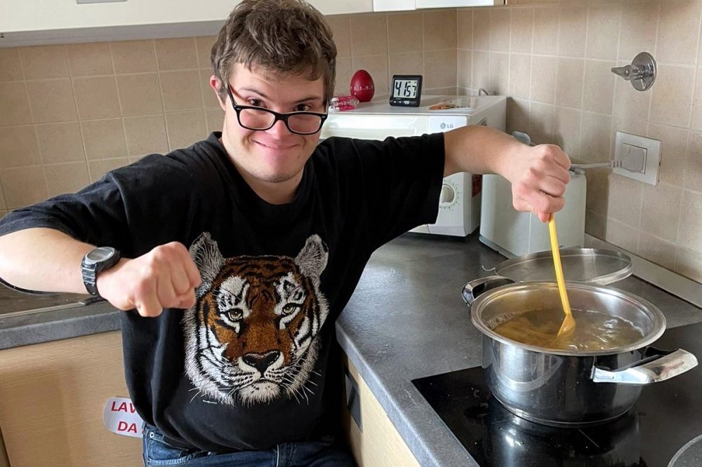 Ragazzo disabile che cucina
