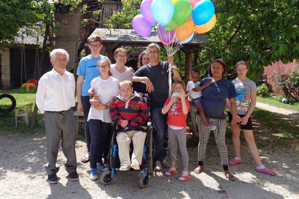 Foto di casa famiglia con disabili e palloncini