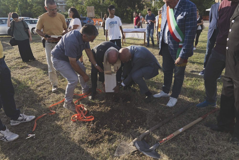 La pesante pietra inserita nel terreno