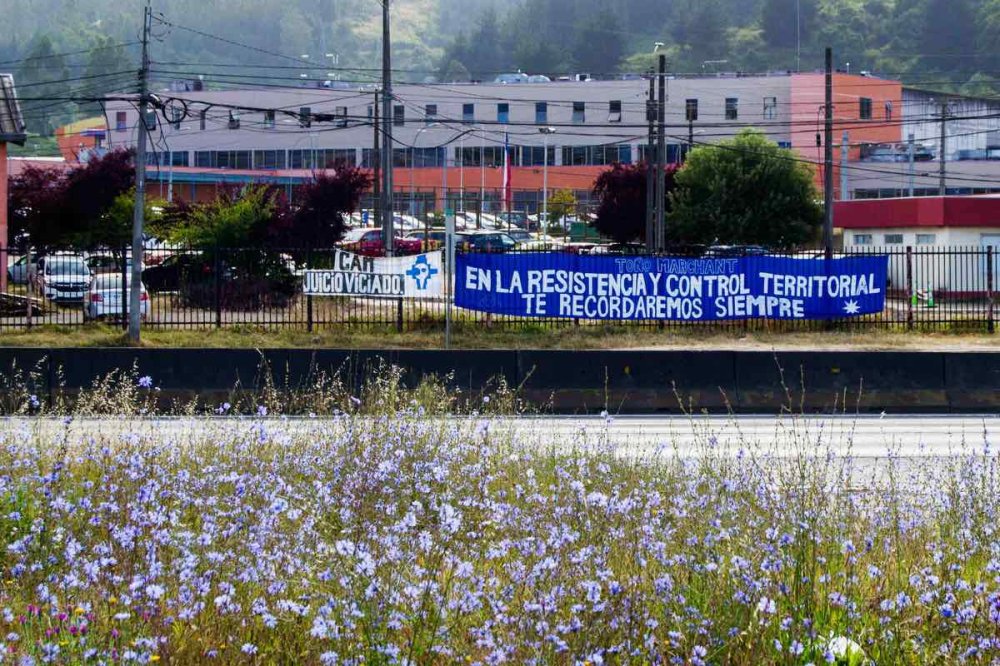 Striscione di fronte ad una vecchia costruzione 