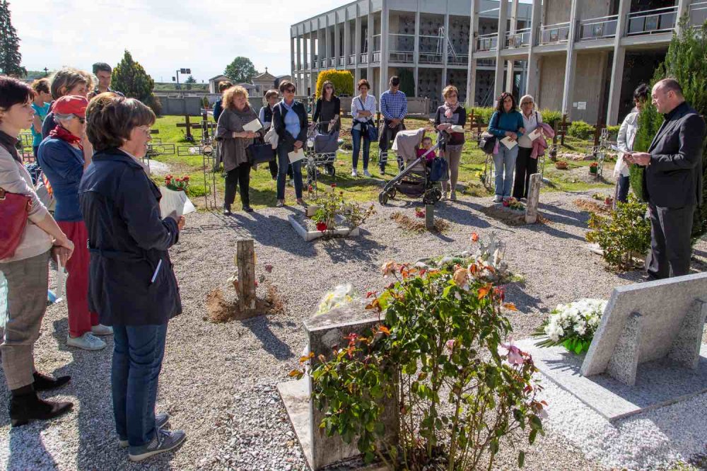 Inaugurazione in cimitero della lapide con il Vescovo