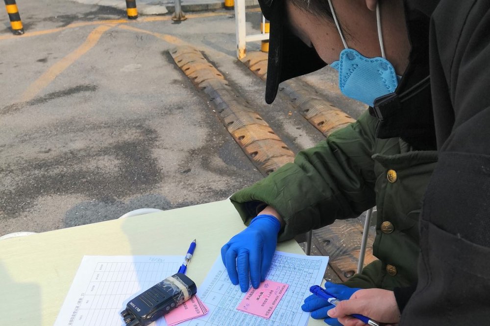 Tavolino con una guardia e raccolta documenti