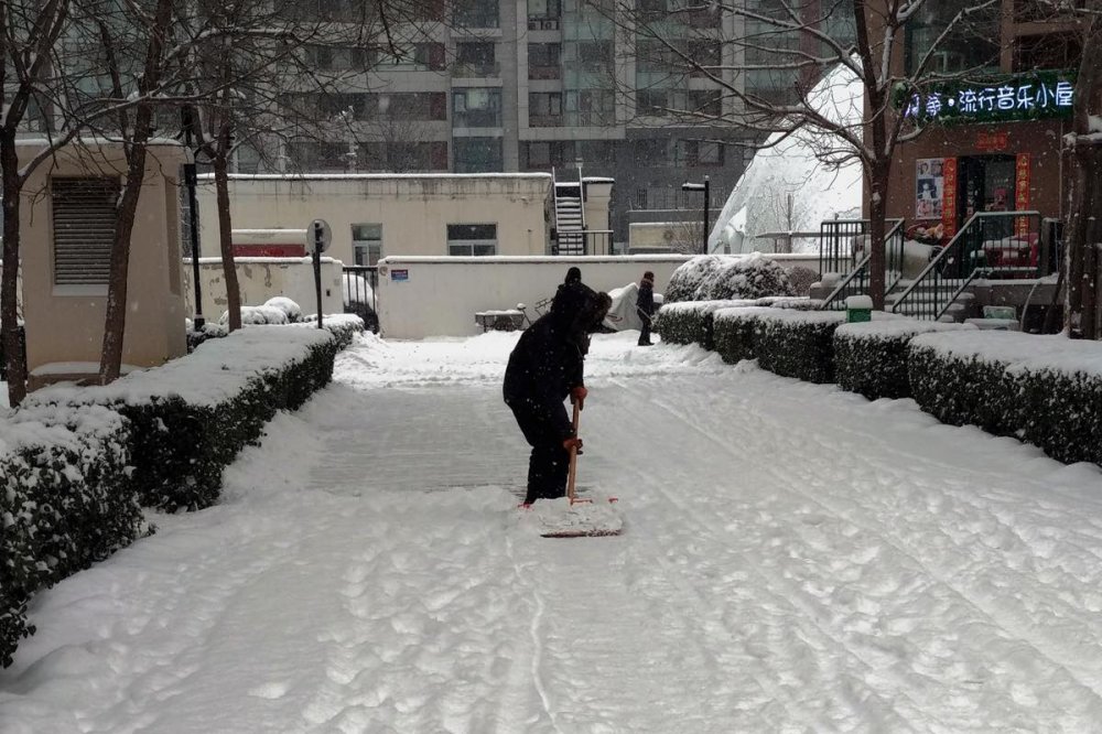 Uomo spala la neve