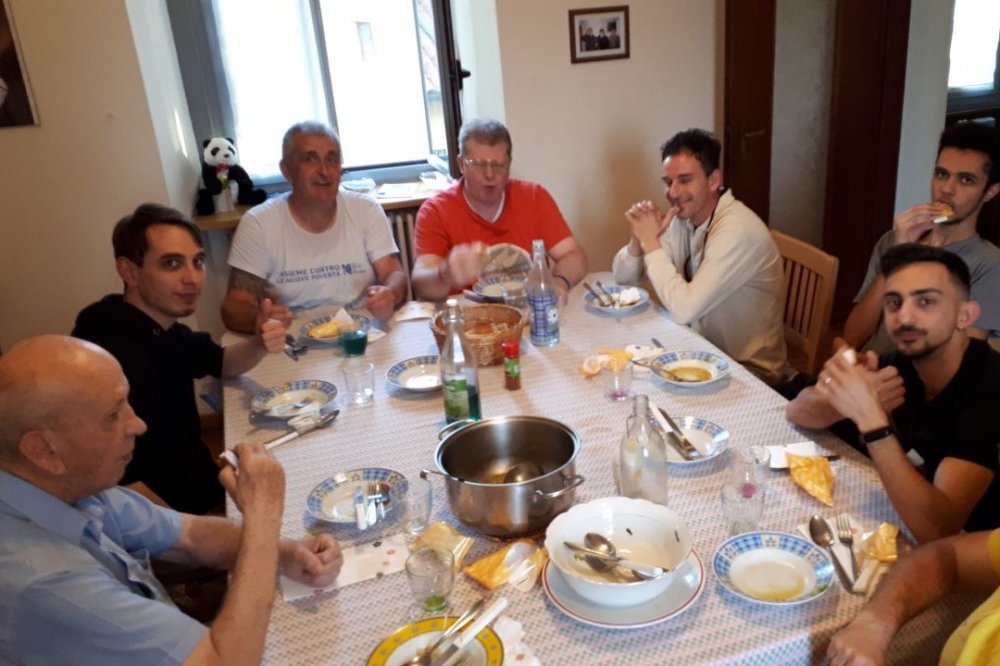 Pranzo comunitario nella casa parrocchiale