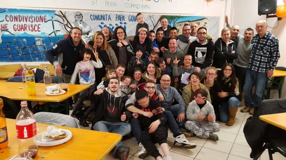 Foto di gruppo dei ragazzi della comunità terapeutica