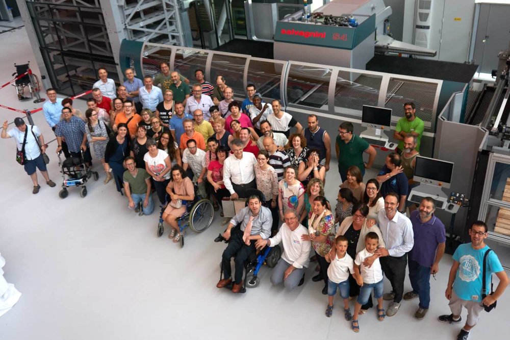 Foto di gruppo disabili ed operatori della cooperativa sociale