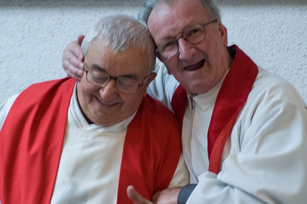 i due sacerdoti giocano e si abbracciano