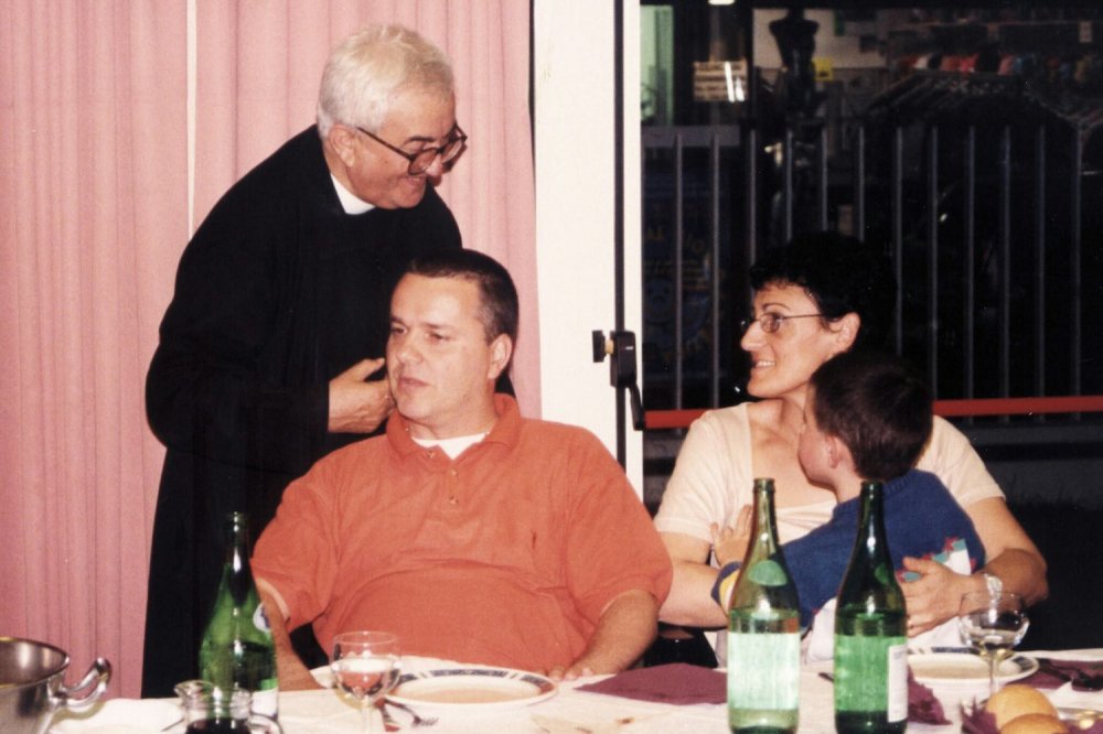 Scena di vita familiare, Don Oreste Benzi insieme a Giovanni Paolo Ramonda e la moglie a pranzo