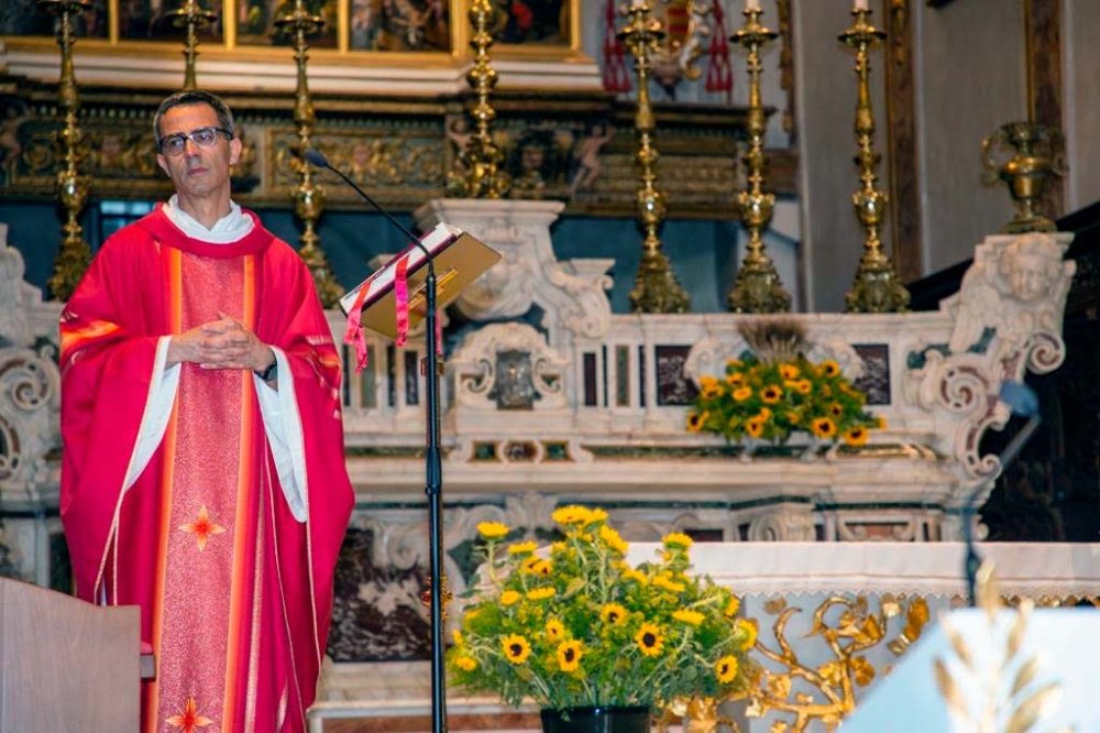 Don Enzo Appella celebra messa