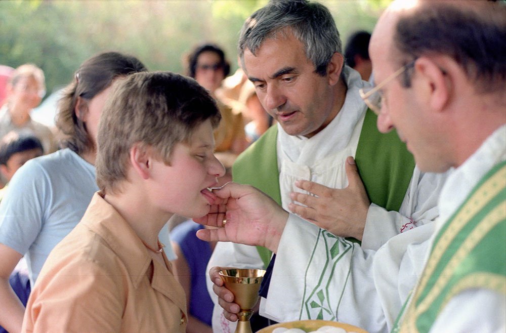 Papa Francesco: «Non rifiutate i sacramenti ai disabili»