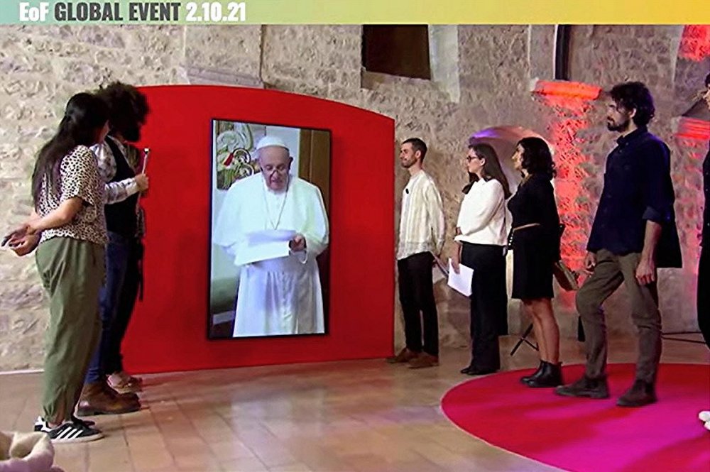 Papa Francesco collegato parla ai giovani