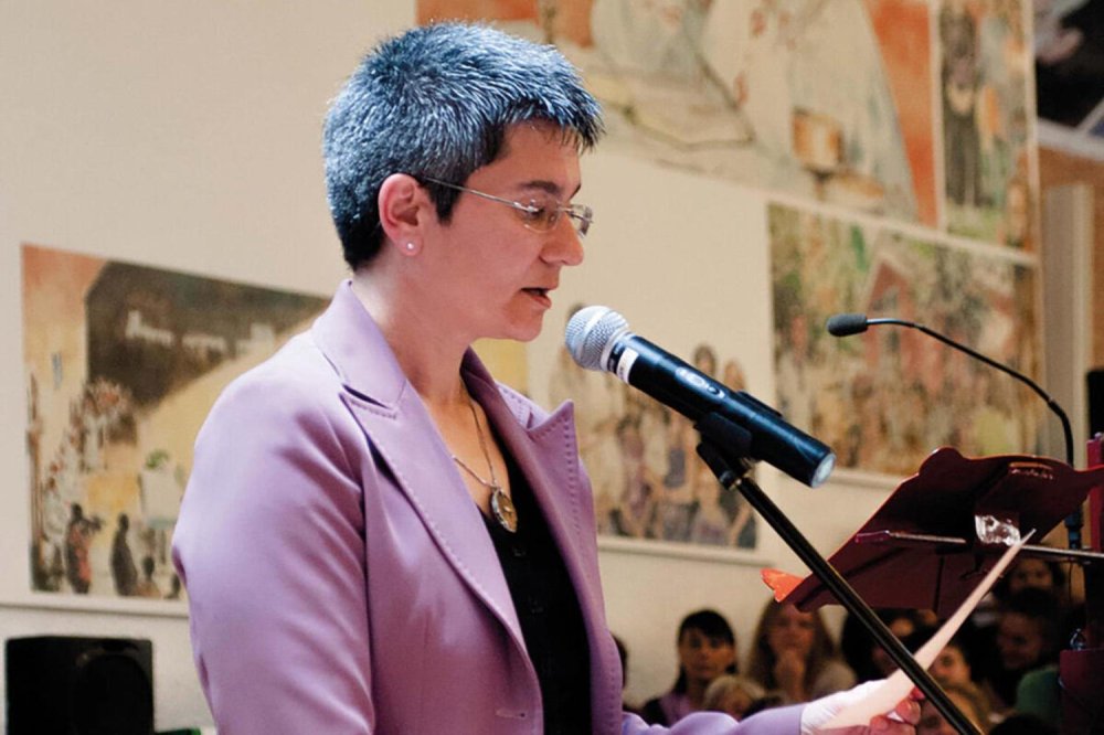 Elisabetta Casadei apertura causa don Benzi 2014 La postulatrice Elisabetta Casadei al microfono durante l'apertura della causa di beatificazione di don Oreste Benzi a Rimini