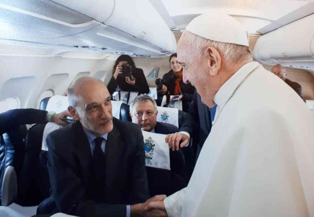 Papa Francesco e Enzo Romeo in aereo