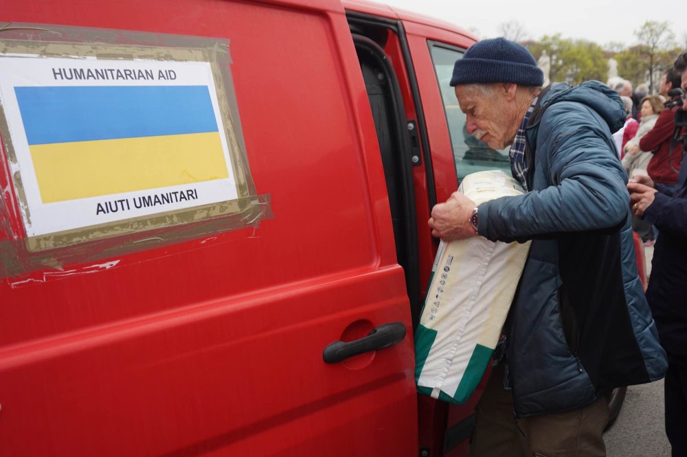 Erri De Luca carica aiuti umanitari per l'Ucraina