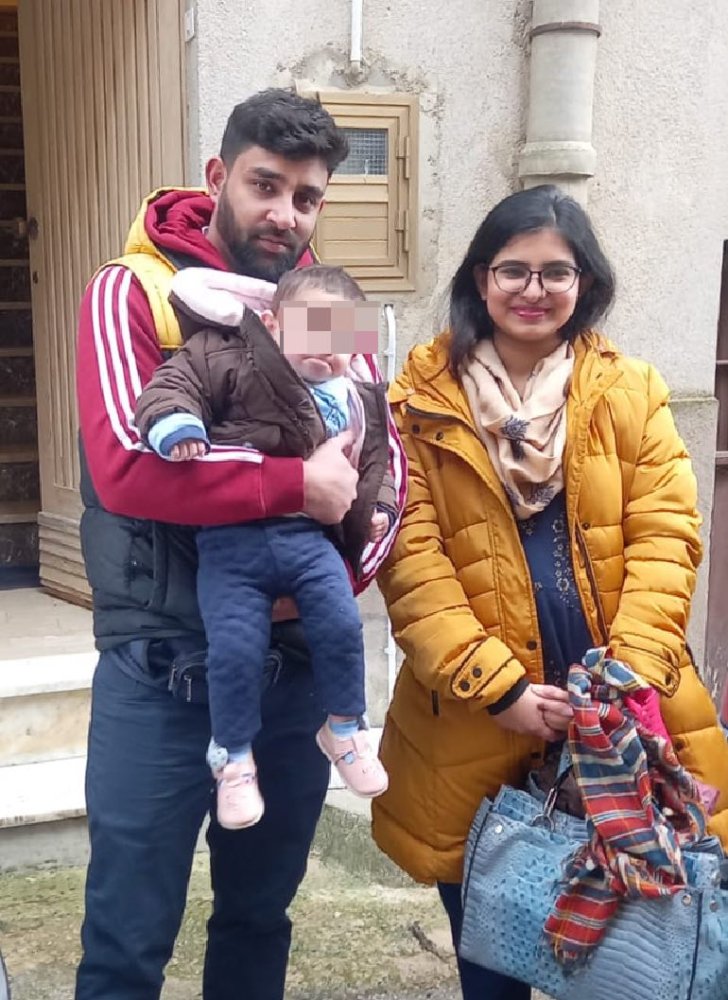 Mamma, papà e bambina in braccio