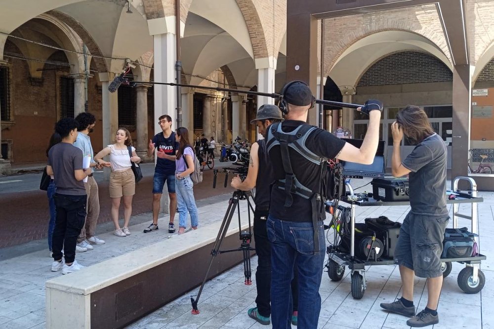 Interviste a Bologna in un cortile interno di un luogo storico