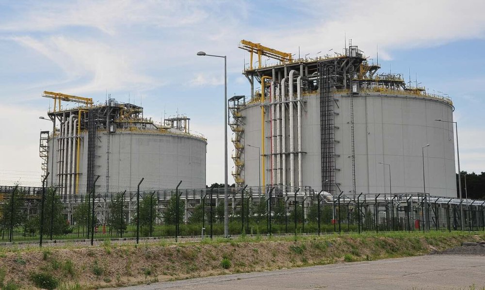 Eni scommette sul GNL. Una scelta discutibile